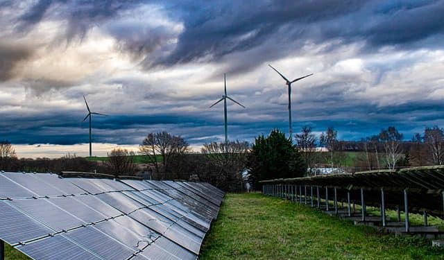 En el futuro previsible, la mayor parte de la energía sin emisiones de carbono que el mundo necesitará será proporcionada por tecnologías existentes: paneles solares, turbinas eólicas y baterías. Foto: Pixabay.