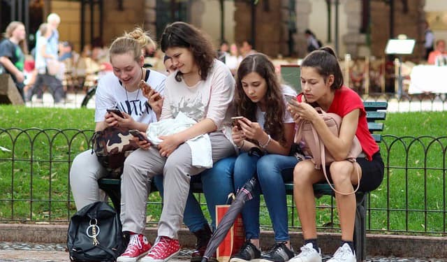 La OMS ha pedido “acciones inmediatas y sostenidas para ayudar a los adolescentes a cambiar el rumbo del uso potencialmente dañino de las redes sociales”. Foto: Pixabay.
