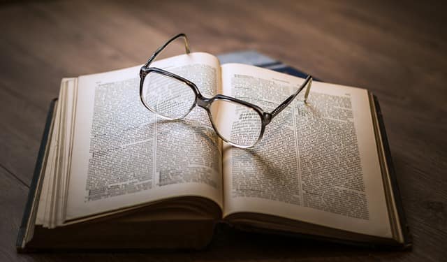 La noche de los alfileres aborda un drama a la vez detectivesco y humanamente conmovedor. Foto: Pixabay.