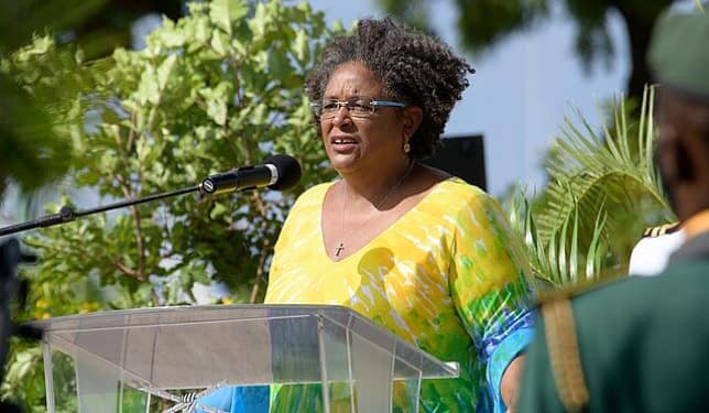 La Iniciativa Bridgetown original – defendida por la Primera Ministra de Barbados,    Mia Amor Mottley ,    y su asesor climático, el economista    Avinash Persaud    – se centró en la emisión de derechos especiales de giro (DEG, el activo de reserva del FMI). Foto: Wikimedia.