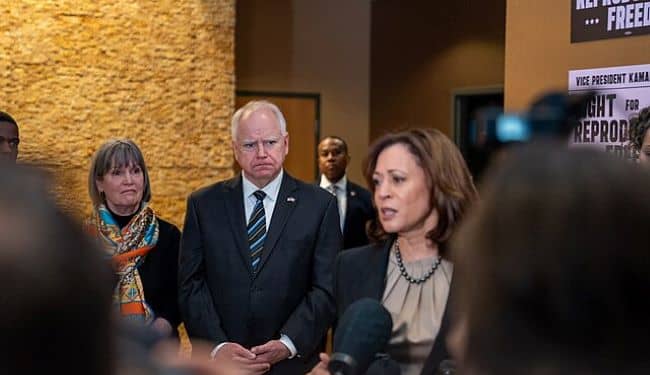 Harris y Walz comparten las preocupaciones sobre los derechos humanos en China y las tensiones en el Mar de China Meridional, pero también reconocen la necesidad de afrontar el imperativo urgente de corregir el rumbo en una relación chino-estadounidense problemática. Foto: Office of Governor Walz & Lt. Governor Flanagan.,14 de marzo de 2024. Wikimedia.