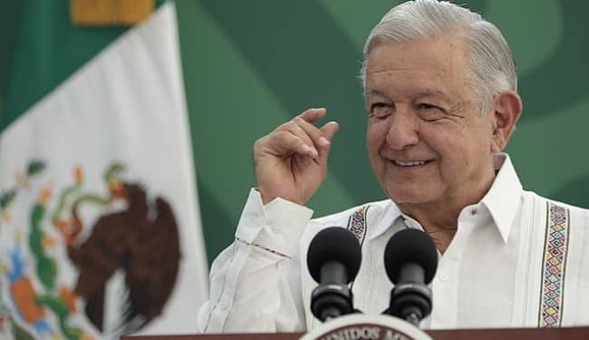 Mientras el enojo y la frustración sigue devorando a algunos medios, comentaristas y actores sociales y políticos, el México que deja Andrés Manuel López Obrador sube 11 escalones en el ranking mundial de la felicidad, ocupando el lugar 25. Foto: Wikimedia.