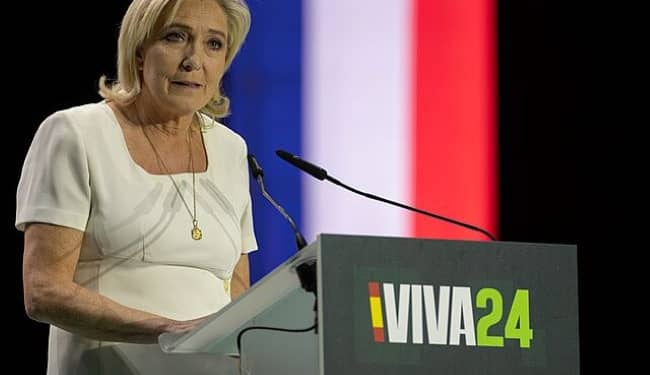 Macron se negó a cooperar con la extrema izquierda o con el partido de extrema derecha Agrupación Nacional de Marine Le Pen, que había ganado la mayoría de los escaños en las elecciones europeas. Foto: Wikimedia.