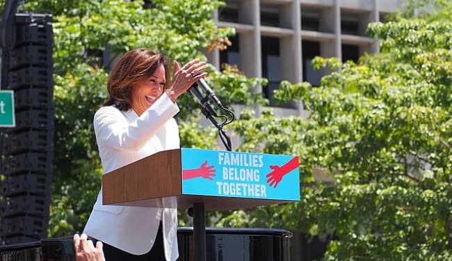 Harris entiende que el orden social surge del fortalecimiento de las instituciones, no de su debilitamiento. En lugar de seguir caprichos y perseguir venganzas, ha trabajado siempre a través de canales legítimos, respeta la experiencia y antepone el bienestar del país a las ganancias personales. Foto: Wikimedia.