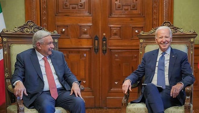 En 2024 habrá elecciones en muchos países, de Estados Unidos a Uruguay, de la India a Indonesia. El presidente saliente, Andrés Manuel López Obrador (AMLO), asumió el cargo en 2018 con una base social inusualmente amplia y lo dejará con su popularidad intacta. Foto: Wikimedia.