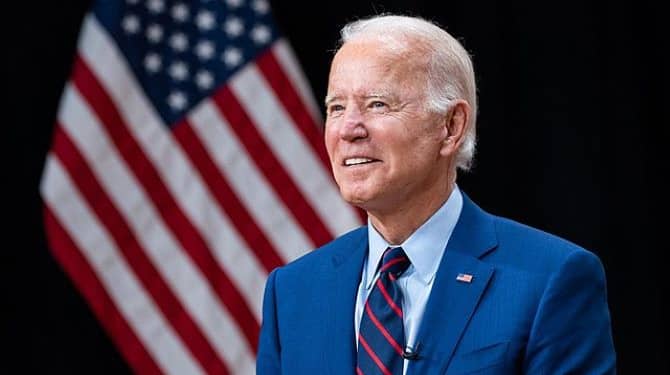 La trayectoria salarial positiva de Estados Unidos no es casualidad, sino más bien una prueba de la efectividad de las políticas fiscales proactivas implementadas durante la pandemia, particularmente el Plan de Rescate Estadounidense del presidente norteamericano, Joe Biden. Foto: Wikimedia.