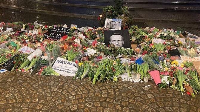 El regreso de Navalny a Rusia, por inútil que haya parecido, demostró que defender la libertad de pensamiento y expresión es una respuesta racional a la tiranía. Su desafío indicó a otros que sentían lo mismo pero que carecían del extraordinario coraje de Navalny que no estaban solos. Foto: Wikimedia.