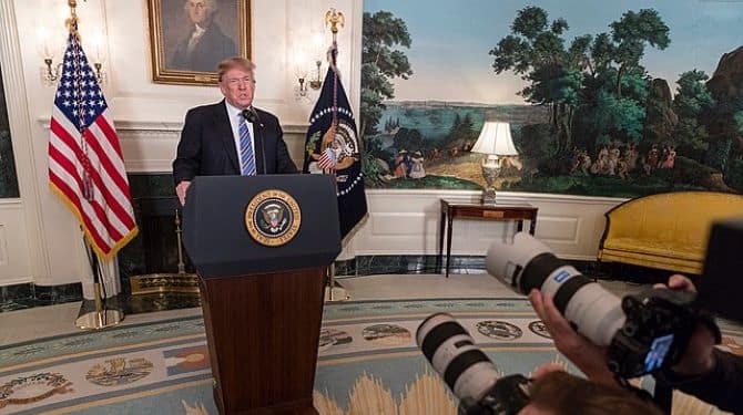 Trump jamás consideraría siquiera pasar la antorcha, porque eso significaría que le importan un ápice las políticas que dice defender y el partido que dice representar. Foto: Wikimedia.