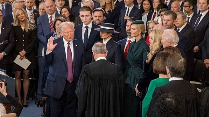 Trump ha dejado en claro que quiere mucho más que un simple cambio de personal o de política en Washington. Su objetivo real, por poco velado que esté, es transformar el sistema estadounidense de una democracia a uno gobernado por los ricos y poderosos. Foto: Wikimedia.