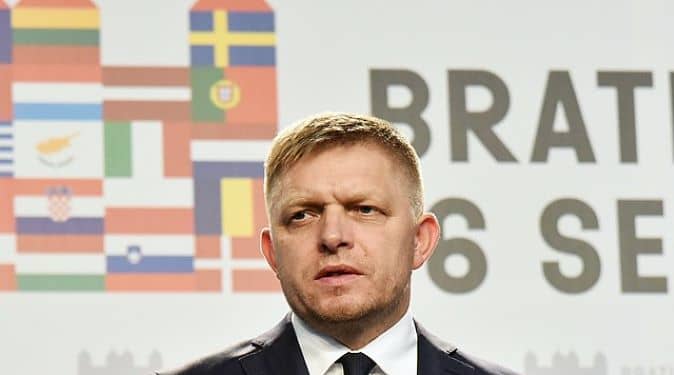 Tras un período de resistencia liberal al autoritarismo y a la corrupción, puede ocurrir que el archipopulista putinista Robert Fico  regrese al poder  en la próxima elección adelantada. Tal vez más que de  backsliding  habría que hablar de  careening  (bamboleo), término que proponen Hanley y Cianetti para expresar una trayectoria zigzagueante y a menudo impredecible. Foto: Wikimedia.