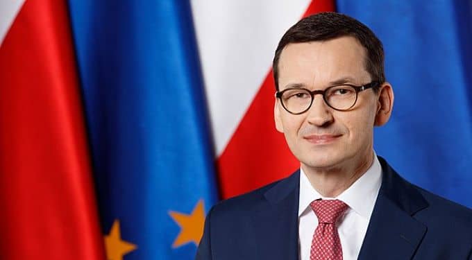 Inicialmente, Mateusz Morawiecki, su predecesor del partido populista de derecha Ley y Justicia (PiS), había sido reelegido por el presidente Andrzej Duda, en deuda con el PiS, con el pretexto de formar un gobierno. Como era de esperar, no logró ganar un voto de confianza en el parlamento. Foto: Kancelaria Premiera. Wikimedia.