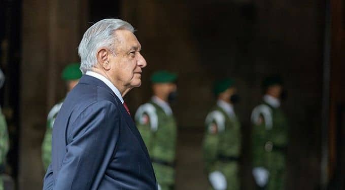 Si para AMLO primero eran los pobres fue plausible coincidir que era “un peligro para México”, porque las clases medias no solo se sintieron ninguneados, sino que creyeron que AMLO pretendía hacer una república de pobres. Ese fue el argumento que permeó en buena parte de las clases medias en ese entonces. Foto: Wikimedia.