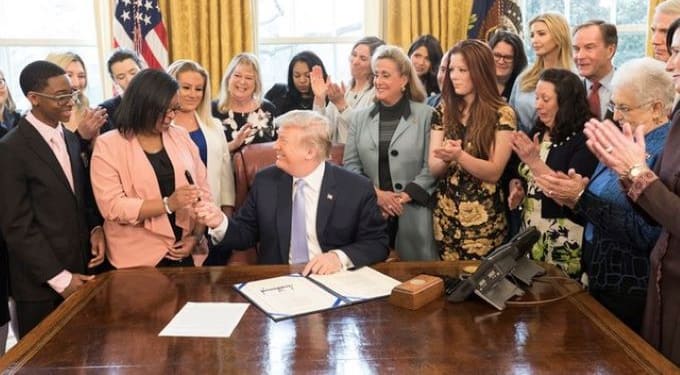Líderes como el expresidente estadounidense Donald Trump, que probablemente se asegurará la nominación republicana para otra candidatura presidencial, y el primer ministro Narendra Modi en India , que lanzó informalmente su campaña de reelección en enero con la inauguración de un controvertido templo hindú en Ayodhya, parecen ser genuinamente popular. Foto: Wikimedia.