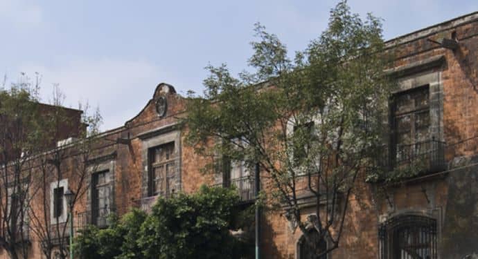 Sorprende la existencia del Museo Casa de la Bola, que por sus características arquitectónicas y estéticas contrasta con su entorno urbano inmediato. Foto: https://sic.cultura.gob.mx/ficha.php?estado_id=9&table=museo&table_id=548