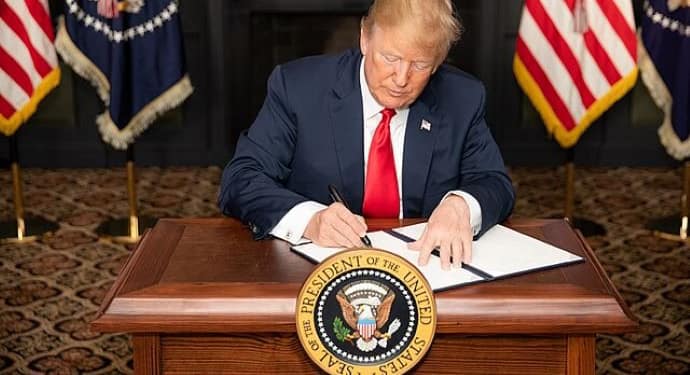 Estados Unidos está lejos de ser una autocracia, pero algunas personas ya tratan a Trump como un monarca temible en lugar de como un presidente electo. Foto: Wikimedia.