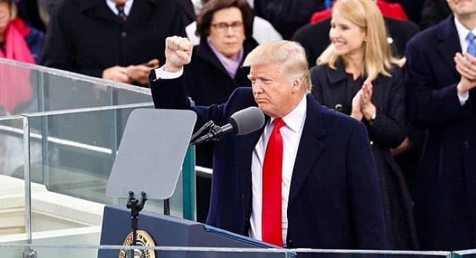 En el inicio de su segundo mandato, Trump sigue siendo tan propenso a negociar acuerdos despiadados y a alterar sin miramientos la política exterior. Foto: Wikimedia.