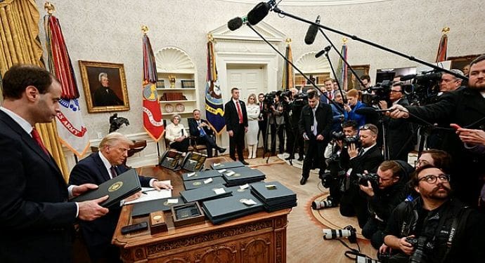 Lo que Estados Unidos necesita desesperadamente son medios de comunicación que se tomen la molestia de discernir qué pronunciamientos de Trump cuentan con el respaldo de equipos de formulación de políticas y burocracias dedicadas a llevarlos a cabo y cuáles no. Tal como están las cosas, demasiados medios respetables representados entre el cuerpo de prensa de la Casa Blanca están más interesados ​​en ser parte del espectáculo que en evaluar la obra. Foto: Wikimedia.
