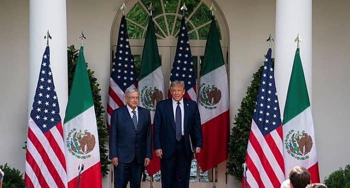 La idea de que un presidente mexicano pueda manipular las elecciones presidenciales estadounidenses a su antojo puede parecer descabellada, pero las cifras sugieren que AMLO podría reducir rápidamente el número de personas que intentan cruzar a Estados Unidos. Foto: Wikimedia.
