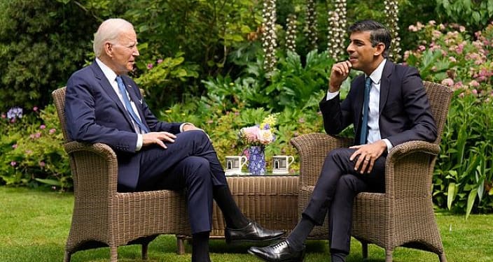 Tanto el código de conducta del G7 como la orden ejecutiva de Biden se refieren sólo de pasada a la necesidad de proteger a las poblaciones de las amenazas químicas, biológicas y nucleares generadas por la IA. Y el Primer Ministro del Reino Unido, Rishi Sunak, no mencionó en absoluto la grave amenaza que plantean las aplicaciones de IA relacionadas con armas nucleares, incluso cuando declaró que en la Cumbre de Seguridad de la IA se había llegado a un entendimiento compartido de los riesgos que plantea la IA. Foto: Wikimedia.