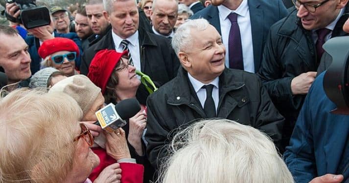 Después de que se cerraron las urnas y el resultado fue claro, el líder del PiS, Jarosław Kaczyński, saludó a sus seguidores el domingo por la noche declarando : “¡Hemos ganado las elecciones parlamentarias! ¡El tercero consecutivo! Lo que siguió fue aún más siniestro: Polonia, advirtió Kaczyński, se enfrentaba a “días de combates o tensiones de diversos tipos”. Foto: Wikimedia.