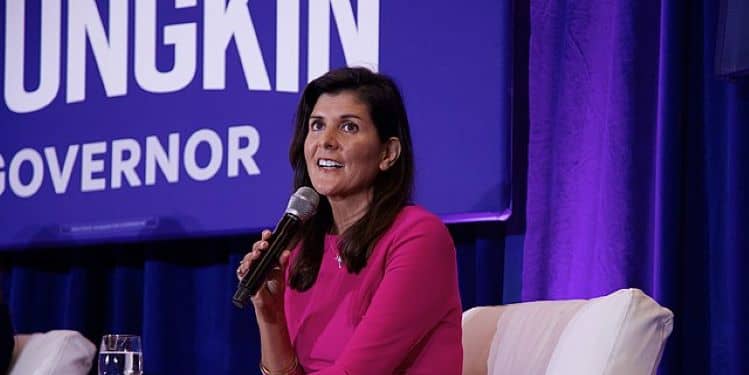 Mientras que el exvicepresidente estadounidense Mike Pence y la exembajadora de Estados Unidos ante las Naciones Unidas Nikki Haley defendieron el apoyo de Estados Unidos a Ucrania en la guerra de agresión de Rusia, el gobernador de Florida Ron DeSantis y el empresario Vivek Ramaswamy se mostraron escépticos. Foto: Wikimedia.