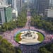La gente iba vestida de color rosa y blanco, para asemejar los colores del INE, y llevaba pancartas con leyendas como: “El INE no se toca” Foto: Twitter