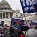 En enero de 2021, EE. UU. fue testigo de su propio acto impactante de violencia política, cuando los partidarios del entonces presidente Donald Trump, a instancias de Trump, irrumpieron en el Capitolio | Foto: Project Syndicate