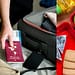 Los aeropuertos permiten transportar alimentos y bebidas en los aviones bajo ciertas restricciones. FOTO: DataNoticias