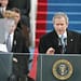 La decisión de la administración Bush de invadir Irak, un país soberano, ante la feroz oposición internacional y sin la aprobación del Consejo de Seguridad de la ONU. Al hacerlo, Estados Unidos dañó gravemente su propia credibilidad. Foto: Wikimedia.