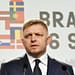 Tras un período de resistencia liberal al autoritarismo y a la corrupción, puede ocurrir que el archipopulista putinista Robert Fico  regrese al poder  en la próxima elección adelantada. Tal vez más que de  backsliding  habría que hablar de  careening  (bamboleo), término que proponen Hanley y Cianetti para expresar una trayectoria zigzagueante y a menudo impredecible. Foto: Wikimedia.