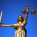 Para sobrevivir a este período de ataques populistas al orden democrático, los tribunales tendrán que abrazar el papel que les corresponde como árbitros de la justicia. Saben que sus decisiones no pueden depender de los caprichos emocionales de un Trump o un Boris Johnson, sino que deben guiarse por la razón, los precedentes y el derecho. Foto: Pixabay.