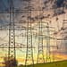 Para afrontar estos desafíos, los tres componentes del sistema eléctrico deben integrarse en las llamadas redes inteligentes, que son gestionadas por sistemas digitales y, cada vez más, por IA. Foto: Pixabay.