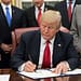 Los aranceles propuestos por Trump sin duda desencadenarían represalias extranjeras y alimentarían una guerra comercial destructiva. Foto: Wikimedia.