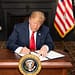 Estados Unidos está lejos de ser una autocracia, pero algunas personas ya tratan a Trump como un monarca temible en lugar de como un presidente electo. Foto: Wikimedia.
