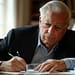 Si Vargas Llosa nos hubiera dejado su narrativa, sus monografías y ensayos, y su periodismo, habría bastado. Pero también se dedicó a la política.