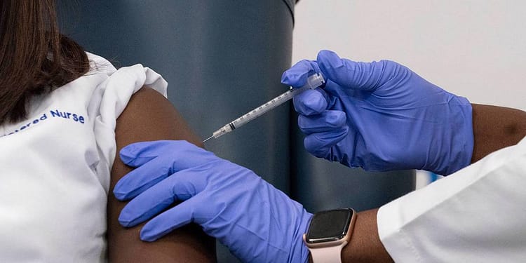 Aunque se produjeron bastantes dosis de la vacuna Covid-19 aún hay países donde no han terminado de aplicar la primera dosis a toda su población | Foto: Project Syndicate