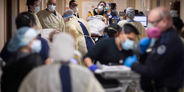 Los hospitales llenos o casi al límite advierten a la población sobre la importancia de completar el esquema de vacunas contra Covid-19 | Foto: Project Syndicate