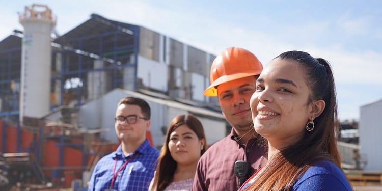 Estos son los aumentos para la beca Jóvenes Construyendo el Futuro | Foto: Twitter Con tu CURP temporal podrás tramitar la beca Jóvenes Construyendo el Futuro | Foto: Twitter @JovConFuturo