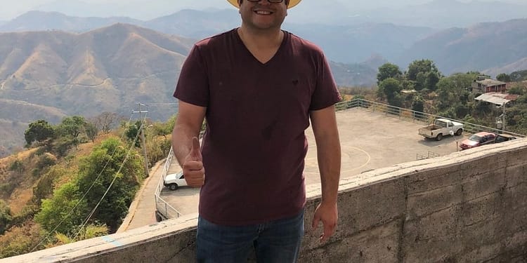 Desde 2017, José Ramón López Beltrán ha subido a sus redes sociales con políticos y activistas a favor del actual gobierno | Foto: Twitter