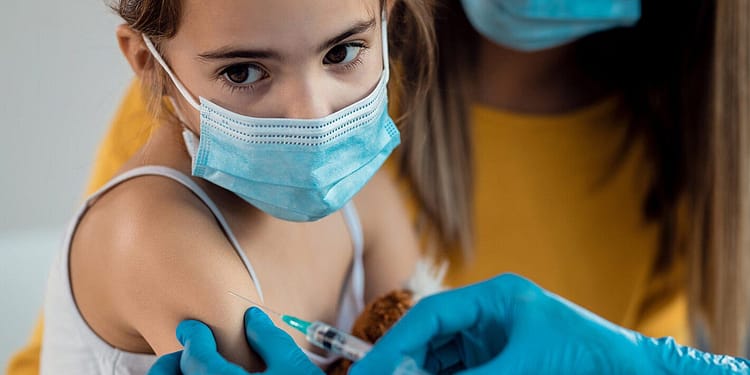 La OMS incluyó a los niños en los refuerzos de vacunación contra Covid-19 siempre y cuando se de prioridad en el esquema completo para los adultos | Foto: Paho.org