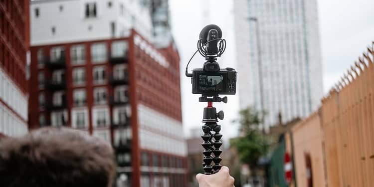 Esto dice la ley sobre grabar o tomar fotos con un celular en la calle | Foto: Pexels