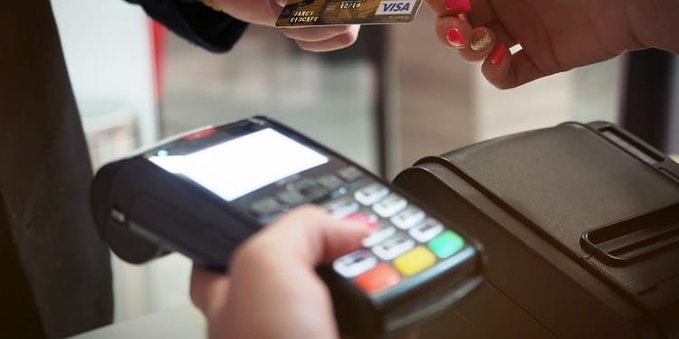 Antes de que quede cancelada puedes retirar el dinero directamente en la sucursal para que la cuenta quede en ceros | Foto: Pexels