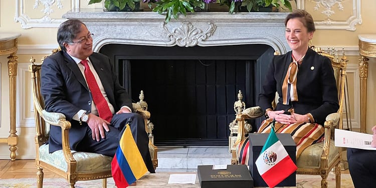 Beatriz Gutiérrez fue enviada por el presidente a la toma de posesión del mandatario Gustavo Petro en Colombia | Foto: Fb Beatriz Gutiérrez