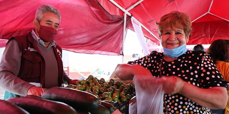 En las ferias del bienestar se ofrecen distintos productos de la canasta básica y apoyos en diversos trámites o servicios | Foto: Twitter