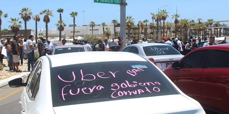 Choferes de Uber bloqueando la glorieta de Fonatur a la salida de San José del Cabo