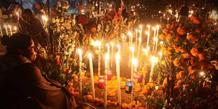Una de las costumbres de estas festividades es colocar ofrendas en los panteones | Foto: Gobierno de México