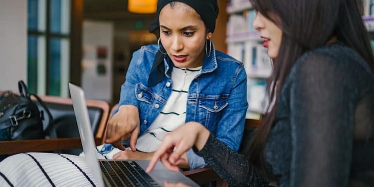 ¿Te gustaría acceder a un mejor puesto en tu trabajo o administrar mejor tu negocio? Conoce los requisitos para acceder a una beca y capacítate | Foto: Pexels.