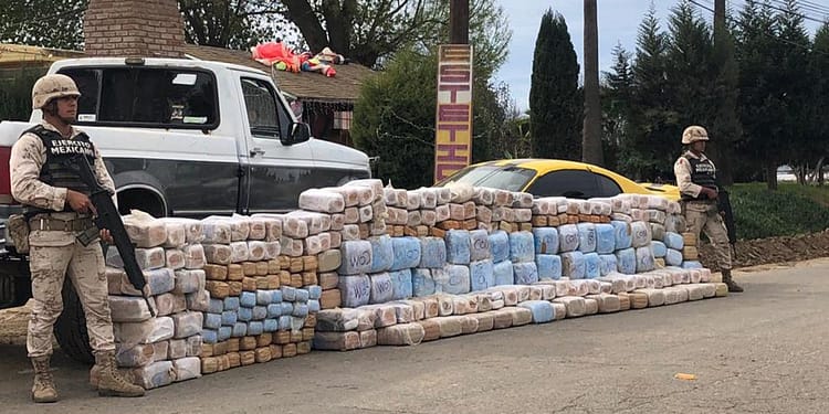 Los decomisos de droga bajan, mientras más personas se vuelven adictas. Foto: SEDENA.