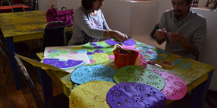 En algunas regiones cada color del papel picado tiene un significado y por eso se elige cuidadosamente para colocarlo en la ofrenda | Foto: Gobierno de Jalisco