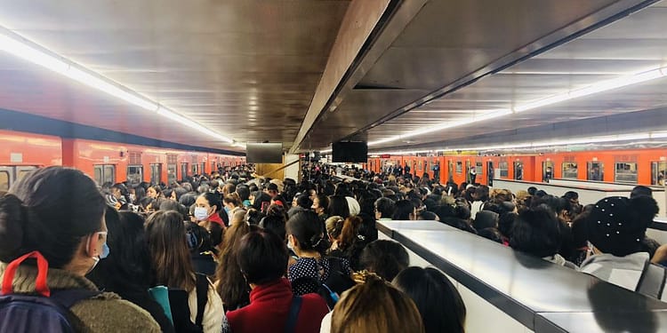 Cada semana los usuarios reportan fallas y retrasos en distintas líneas del Metro de la CDMX | Foto: Twitter @Ansdry